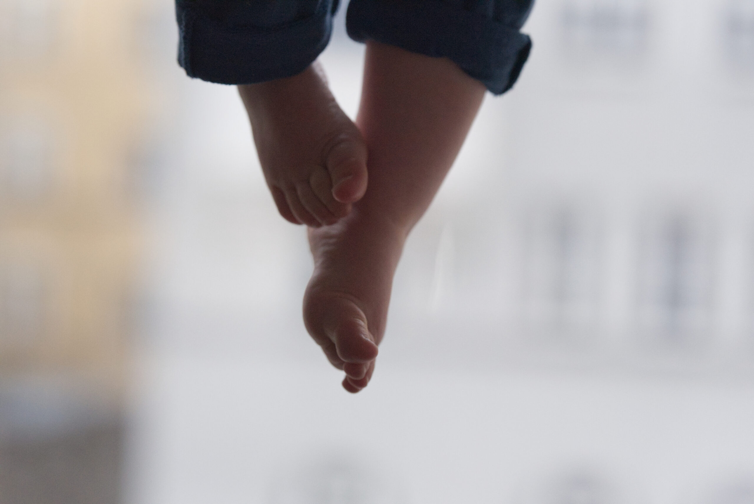 Füße eines Babies vor unscharfem Hintergrund